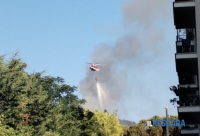 Incendio ad Alanno, le fiamme minacciano gli edifici: in azione vigili del fuoco ed elicottero
