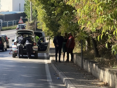 Paura ai Colli, automobile si sfrena e si schianta contro un muro
